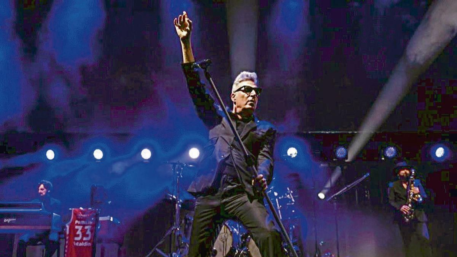 Loquillo, sobre el escenario con temas de su nuevo álbum, “Corazones Legendarios”.