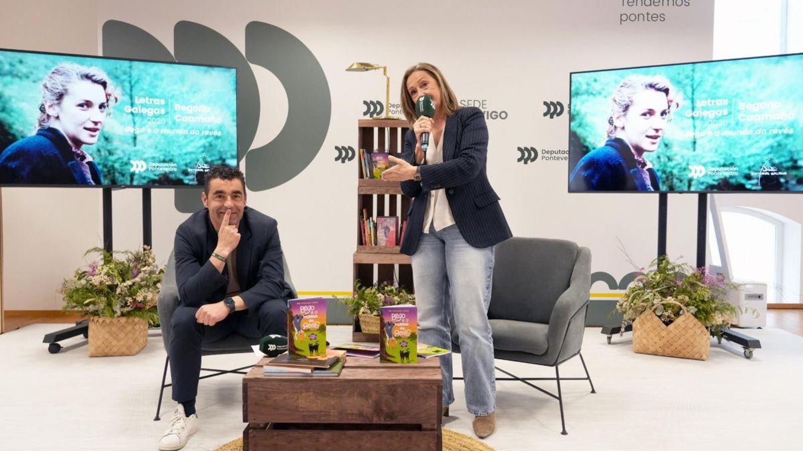 Luis López e Luisa Sánchez no acto en Vigo en defensa e promoción da lingua galega entre a mocidade.