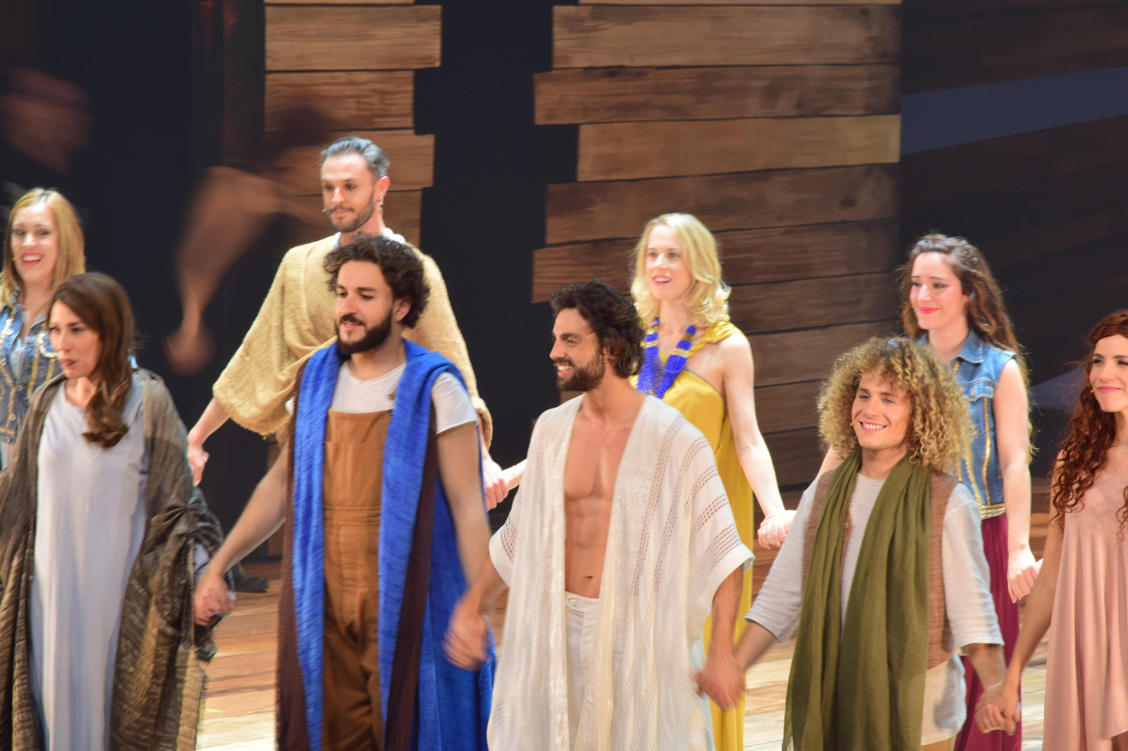 Christian Escuredo -con túnica blanca-, al finalizar el espectáculo en el que interpretó a Jesús.