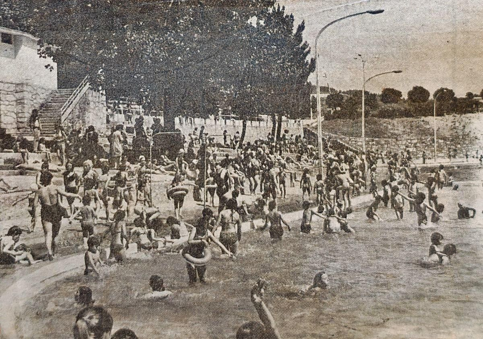 Las piscinas de Oira abarrotadas de gente.