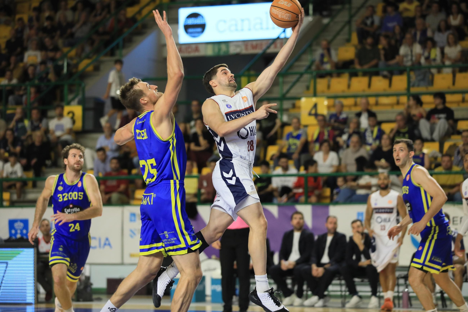 Galería | Noche triste en el Pazo con la derrota del COB ante el Alicante (79-83)