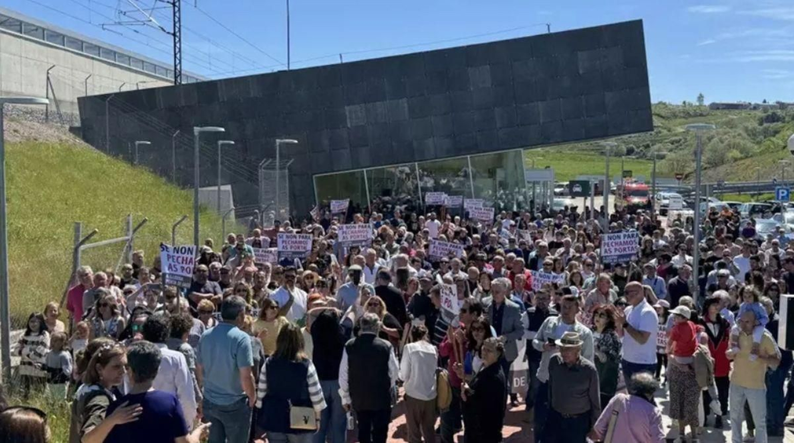 Manifestantes durante su protesta en la Estación A Gudiña-Porta de Galicia.