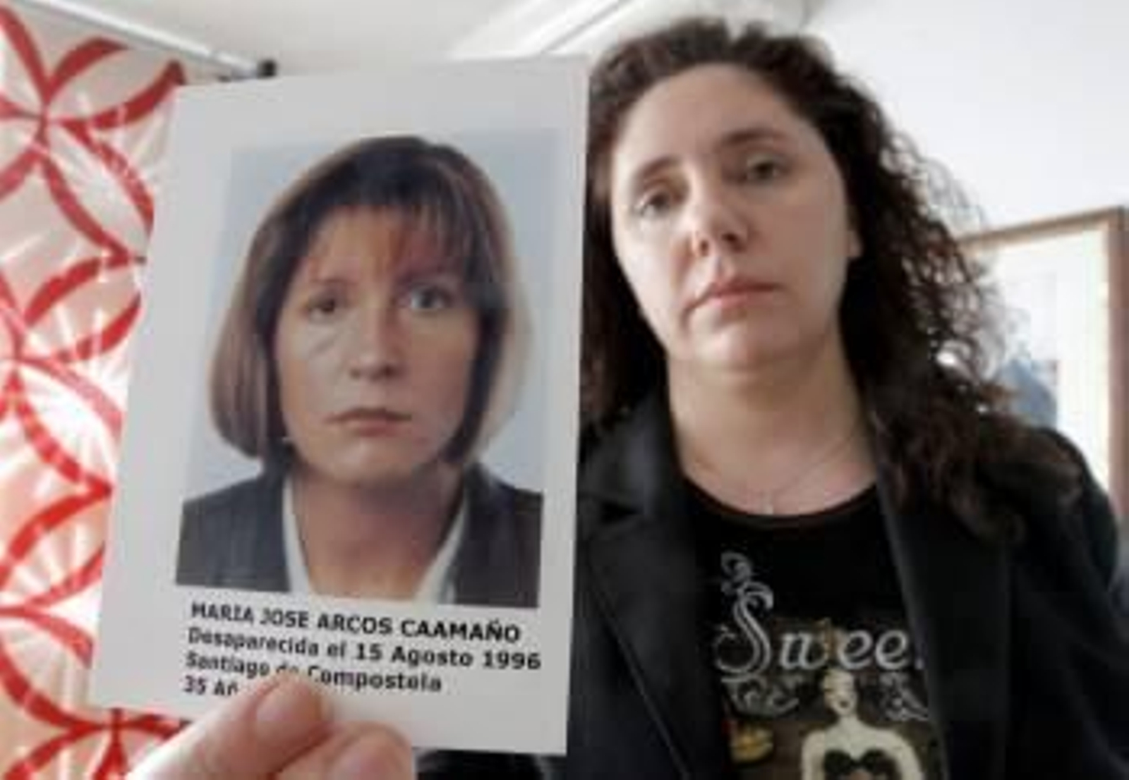 Rosa Arcos muestra una fotografía de su hermana María José. (Foto: CRISTÓBAL GARCÍA)