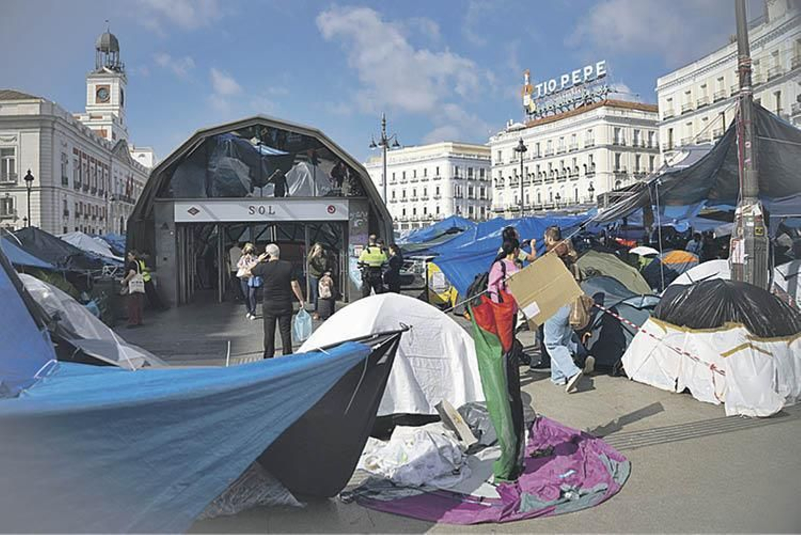 Acampada por la vivienda en la Puerta del Sol de Madrid.