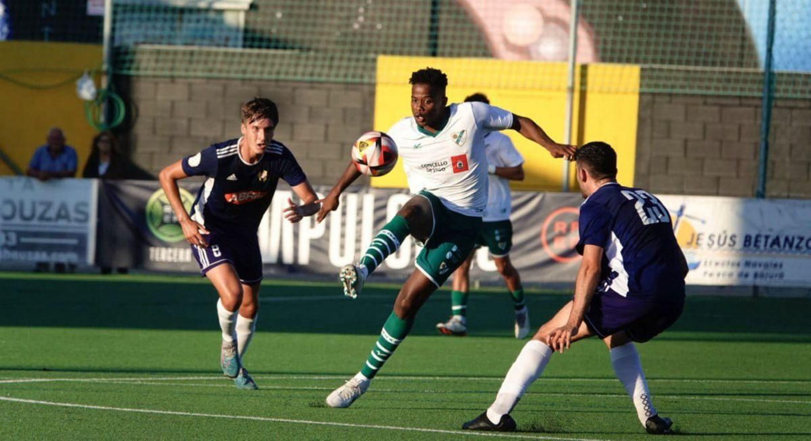 Ambos conjuntos jugaron con sus equipaciones suplentes.