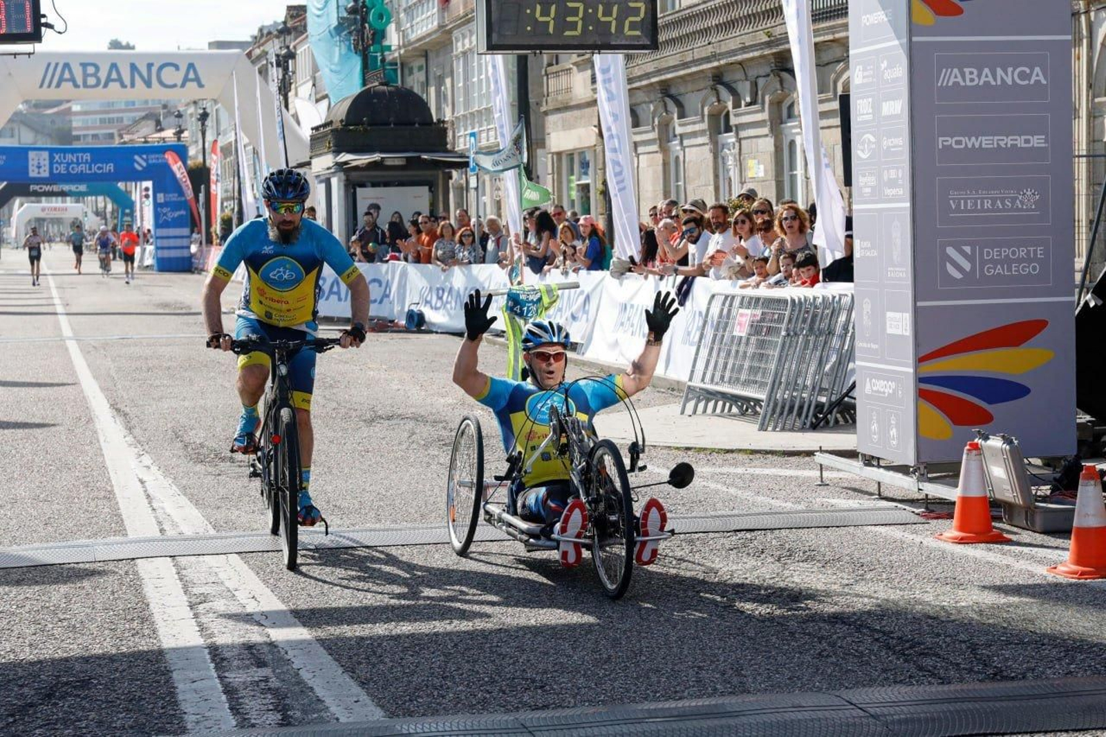 Llegada a la meta de los participantes en la Vig-Bay 2024.