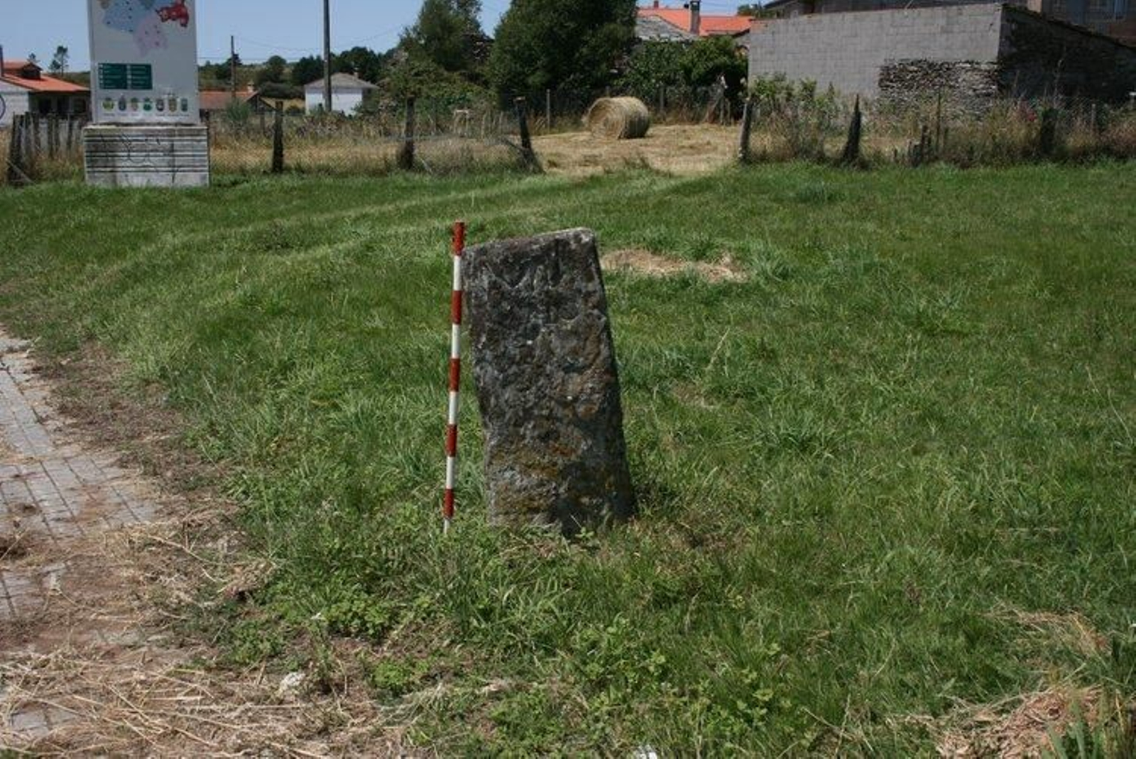 O marco xurisdicional está ubicado nunha inca privada, cerca da estrada N-541.