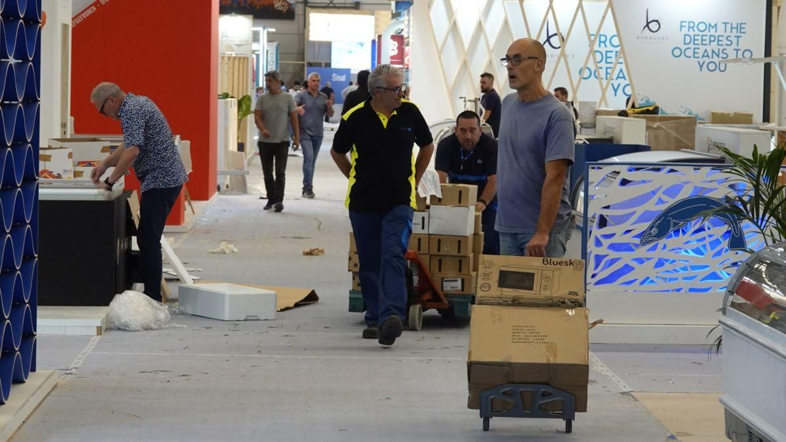 Los últimos retoques del montaje de Conxemar, ayer en el recinto de Ifevi.