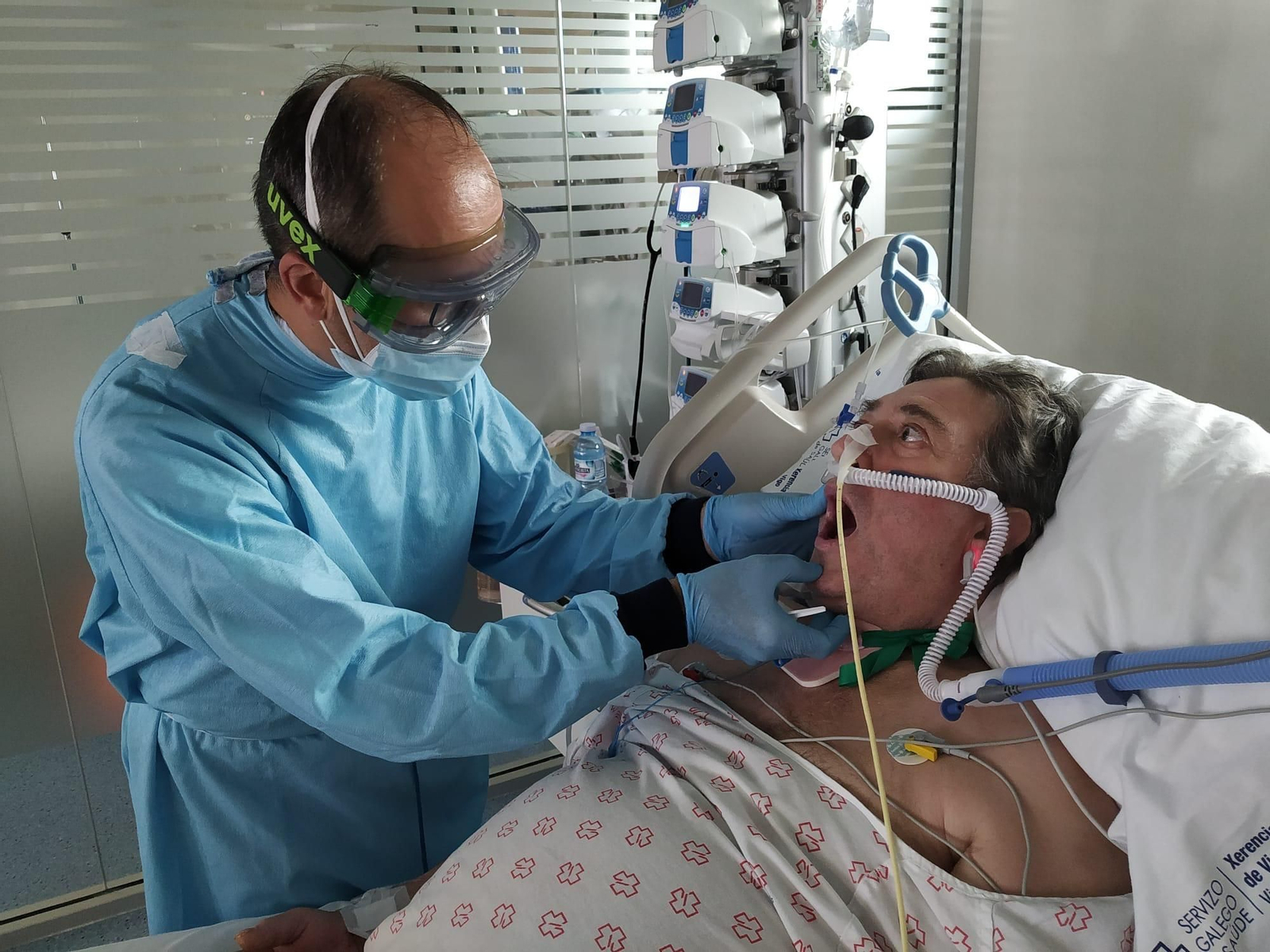 El logopeda de la UCI, que forma parte de la plantilla, atendiendo a pacientes en pandemia.