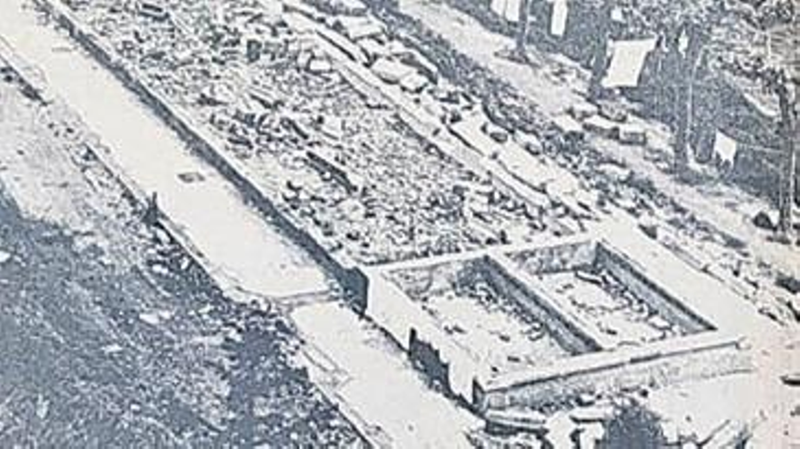 Restos del antiguo lavadero municipal en 1971.