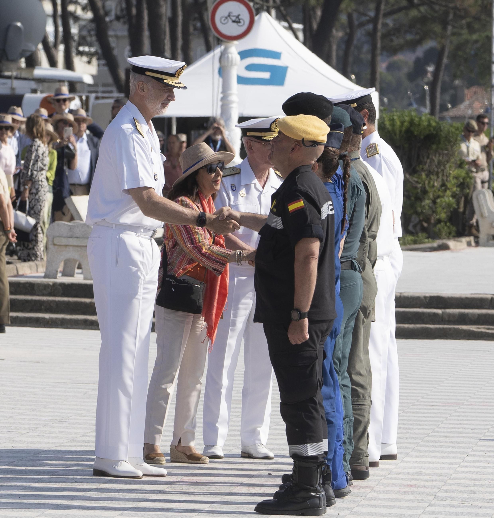 Galería | Felipe VI participa en la revista naval y presencia la exhibición de militares en Samil