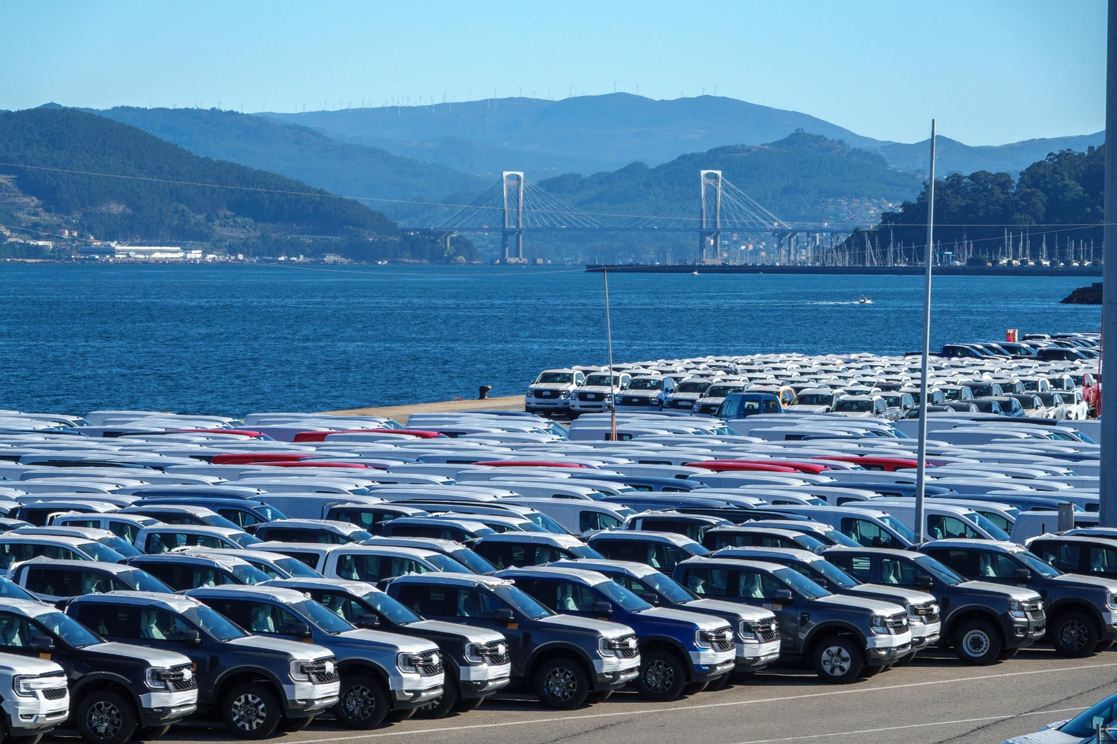 Automóviles en el Puerto de Vigo listos para la exportación.