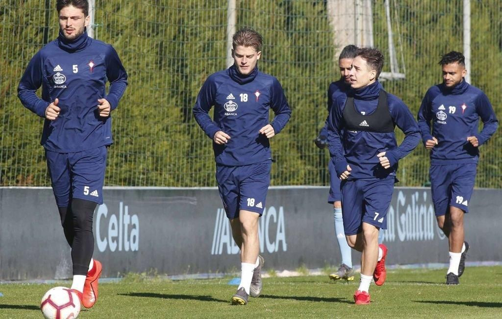 Mathias Jensen, con Emre Mor, en un entrenamiento en las instalaciones deportivas de A Madroa.