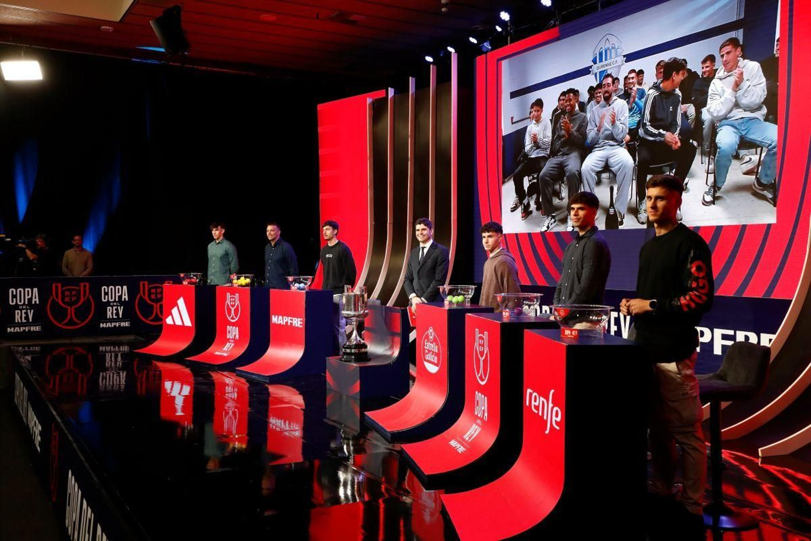 Sorteo de Copa con el los jugadores del Ourense CF esperando rival.