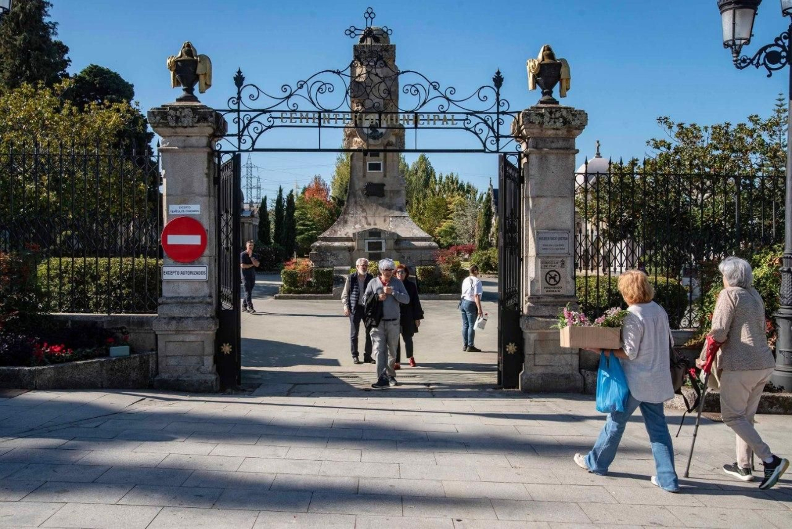 Galería | Los cementerios de Vigo se llenan en el puente de Todos los Santos