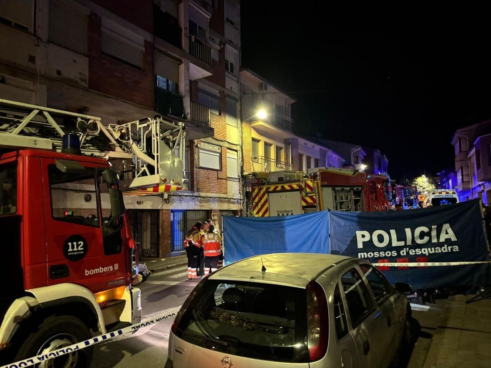 Bomberos y Mossos d'Esquadra en el edificio de Barcelona en el que se produjo el incendio.