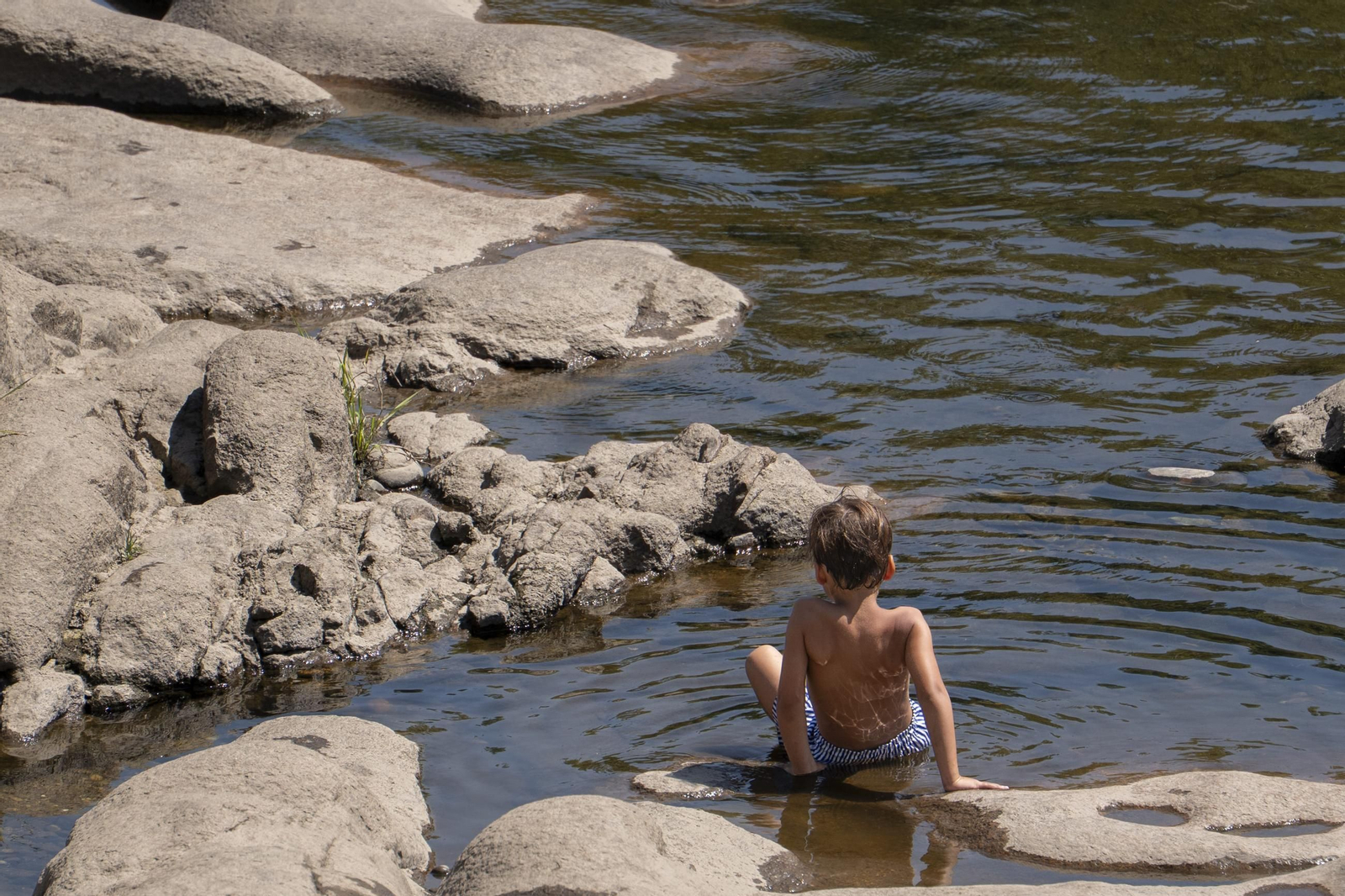 Galería | Viajeros, peregrinos y ourensanos viven una jornada de intenso calor en Ourense, en fotos