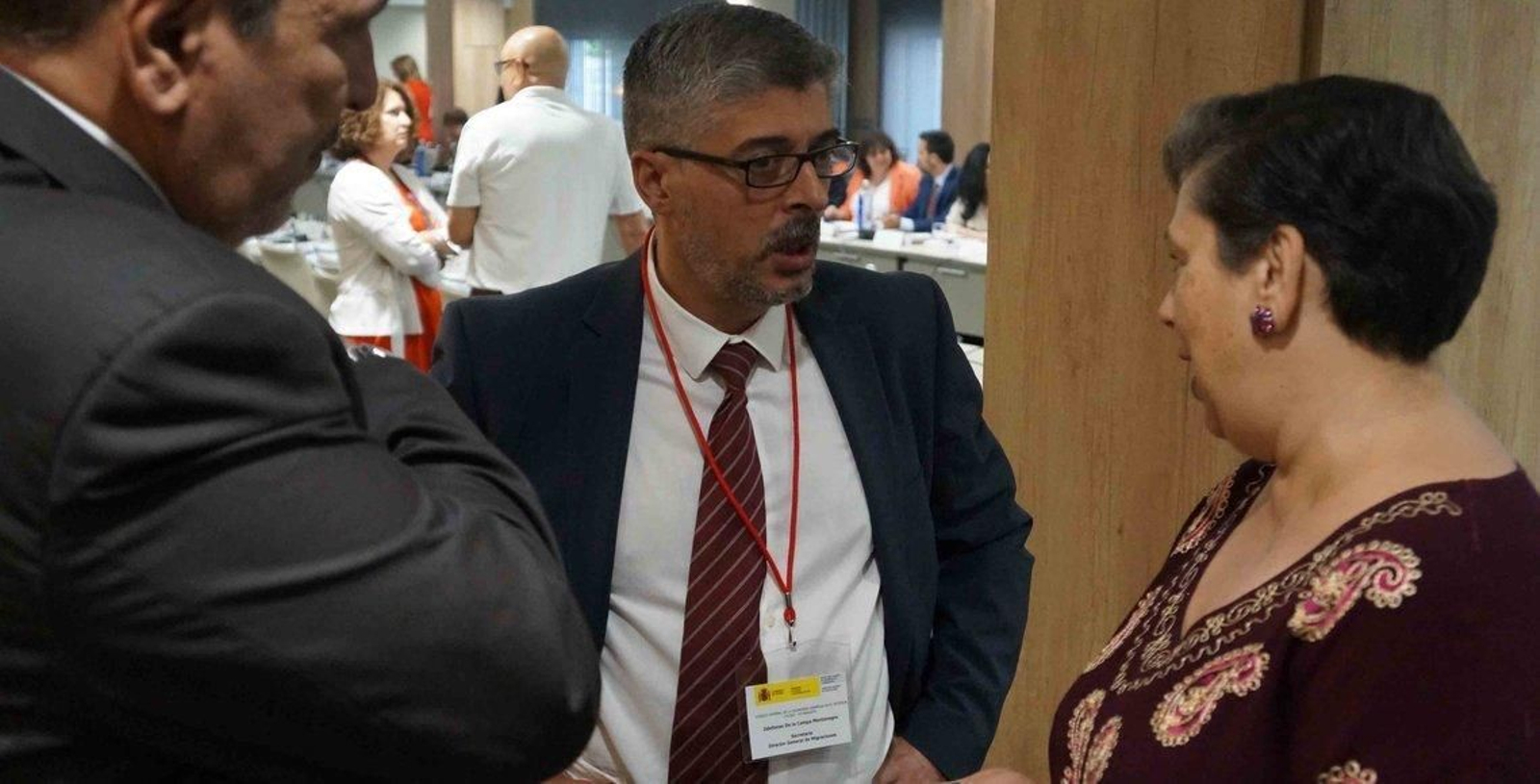 En el centro de la imagen Ildefonso de la Campa, director general de Migraciones