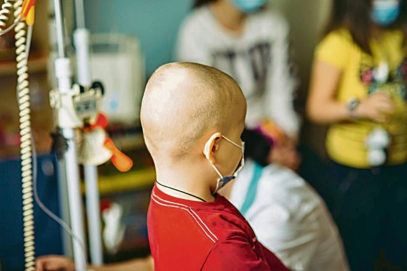 Un pequeño en tratamiento oncológico, en una sala de un centro hospitalario.