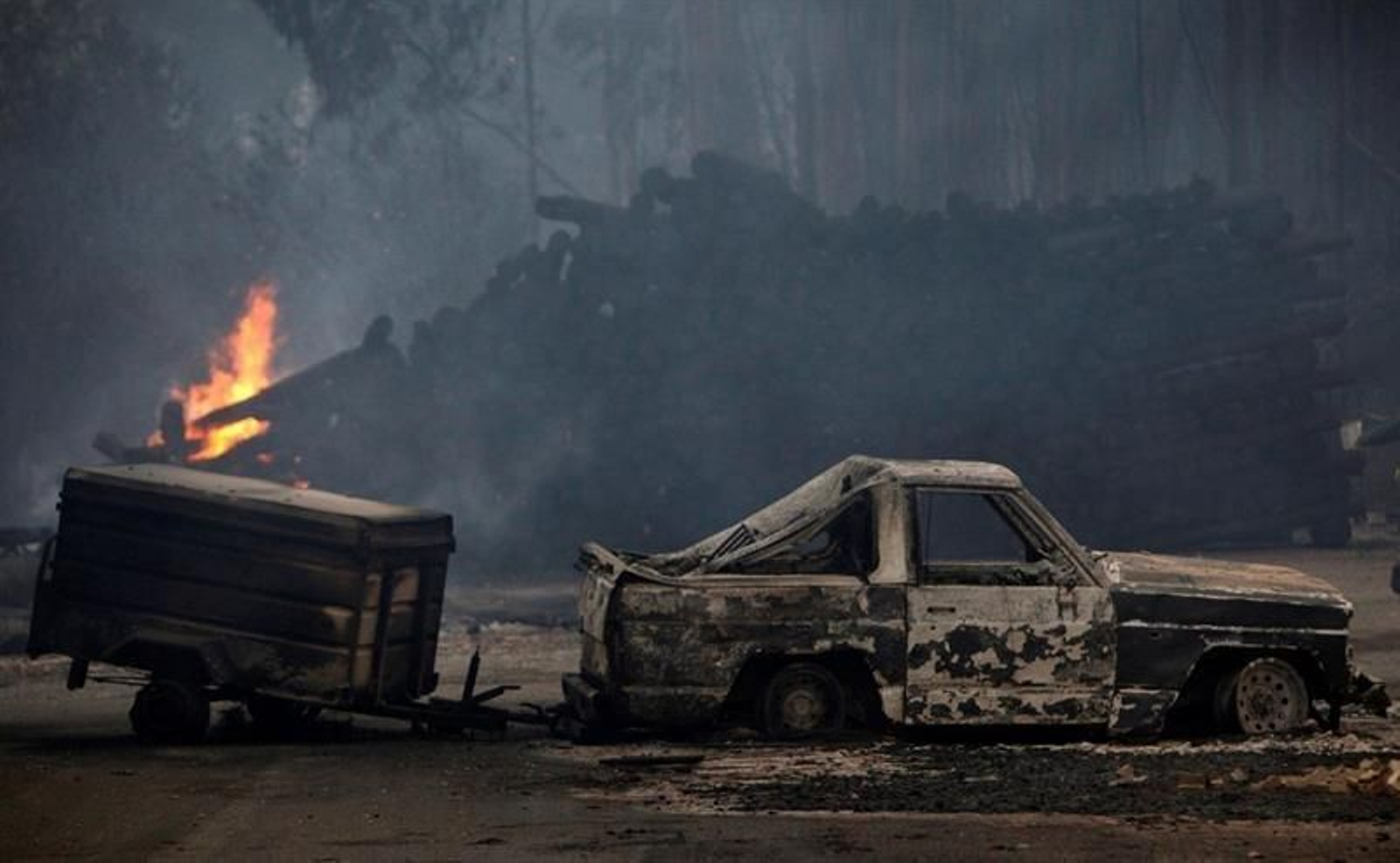 Un coche calcinado en el incendio de As Neves.