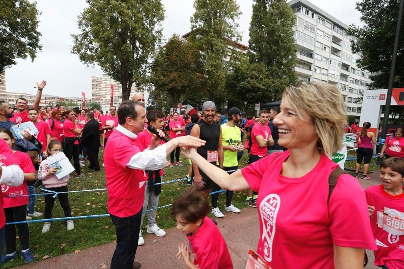 El color rosa abarrotó la Avenida de Castelao - JV Landín 093