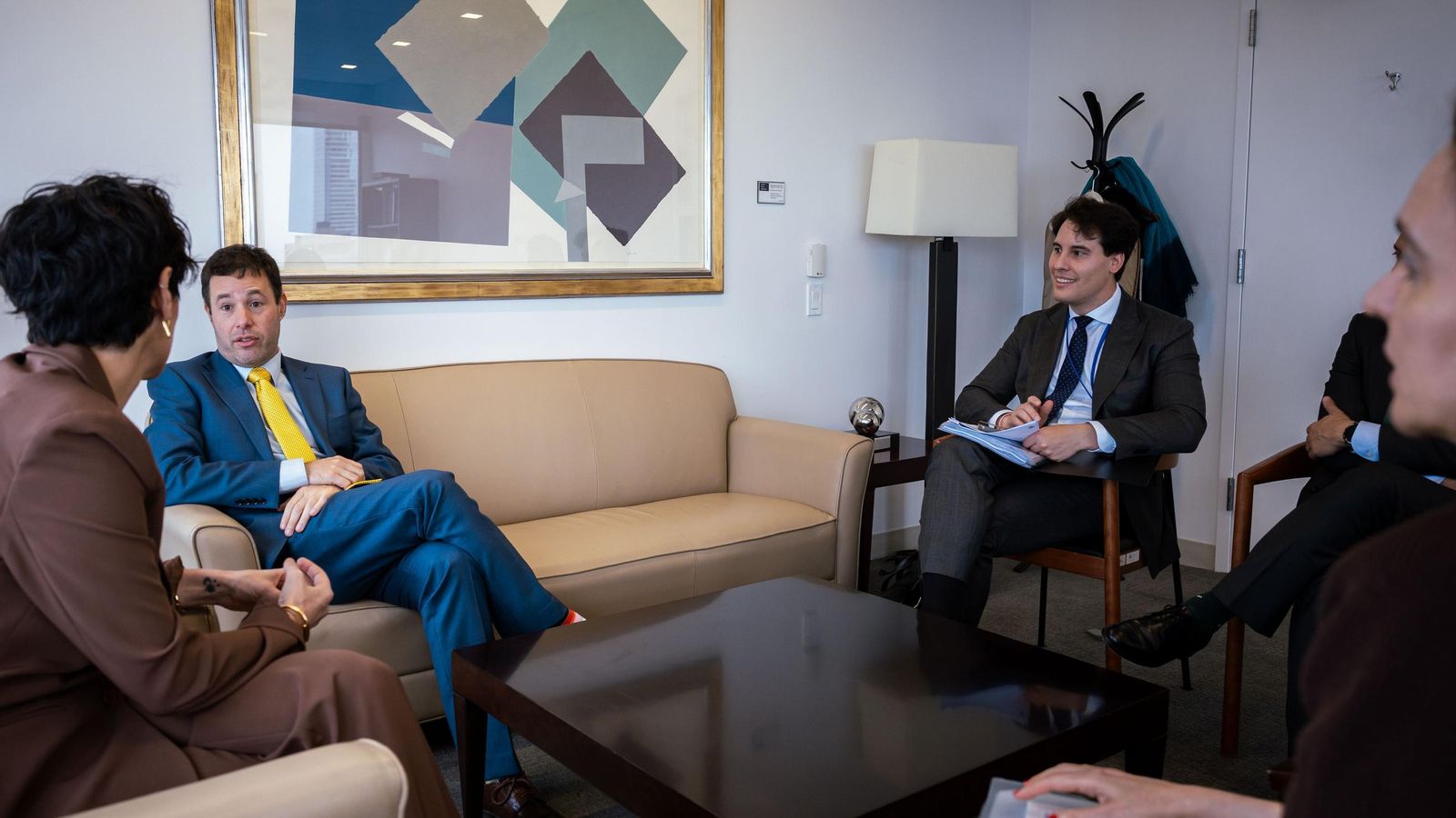Elma Saiz junto a los expertos en Migraciones