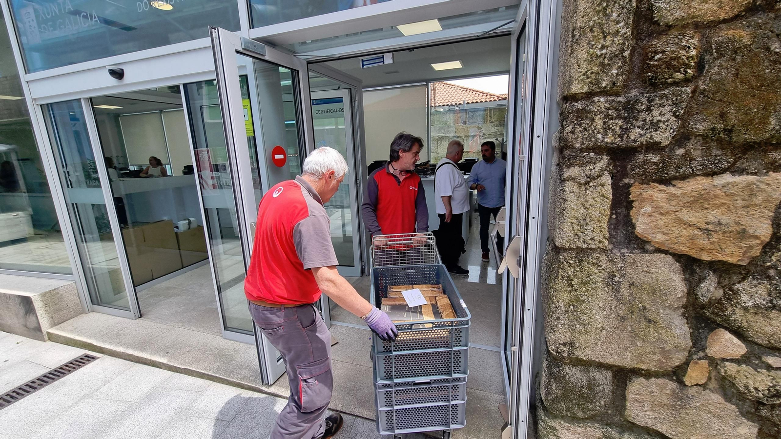Los operarios, ayer en la rúa San Sebastián, durante el traslado.