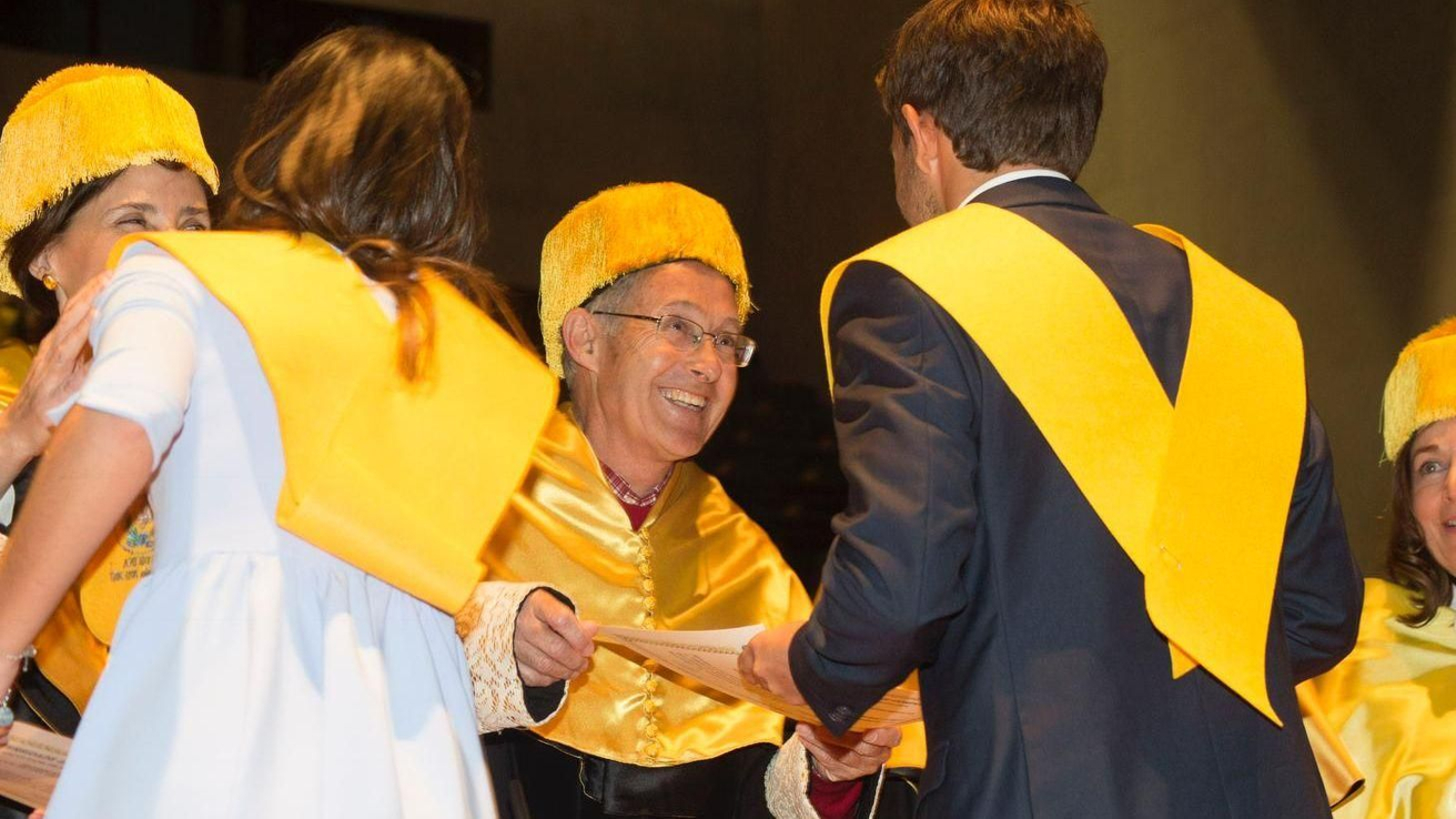 El doctor Ángel Carracedo entrega el diploma de graduado a Guillermo, su hijo