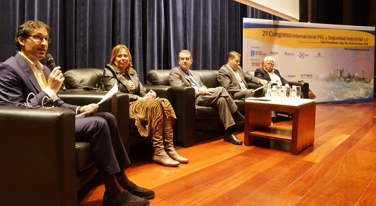 Un momento de la inauguración del congreso ayer, con el alcalde.
