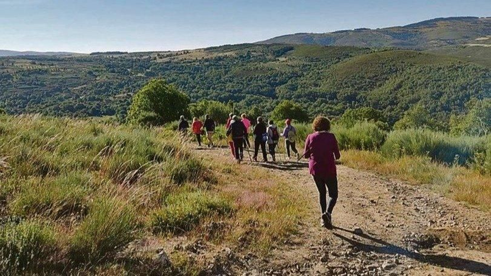 Participantes durante una caminata de A Mezquita.