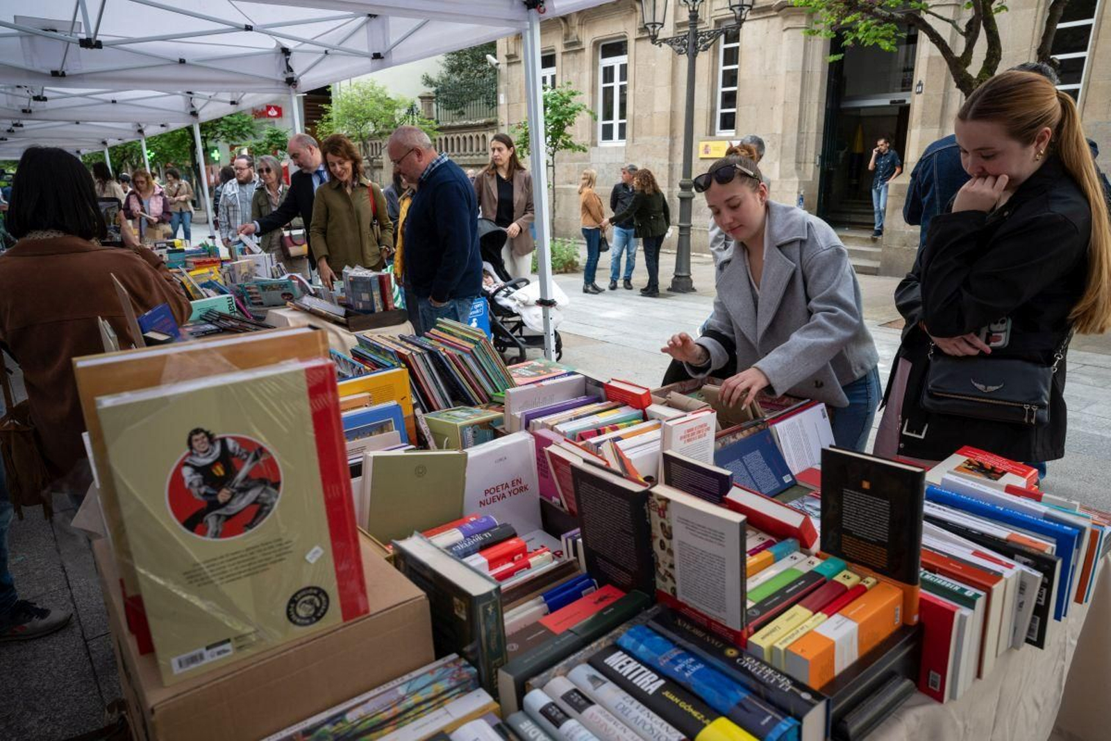 Los libros salieron a las calles de Ourense en busca de lectores como cada 23 de abril, fecha en que se celebra el Día del Libro.