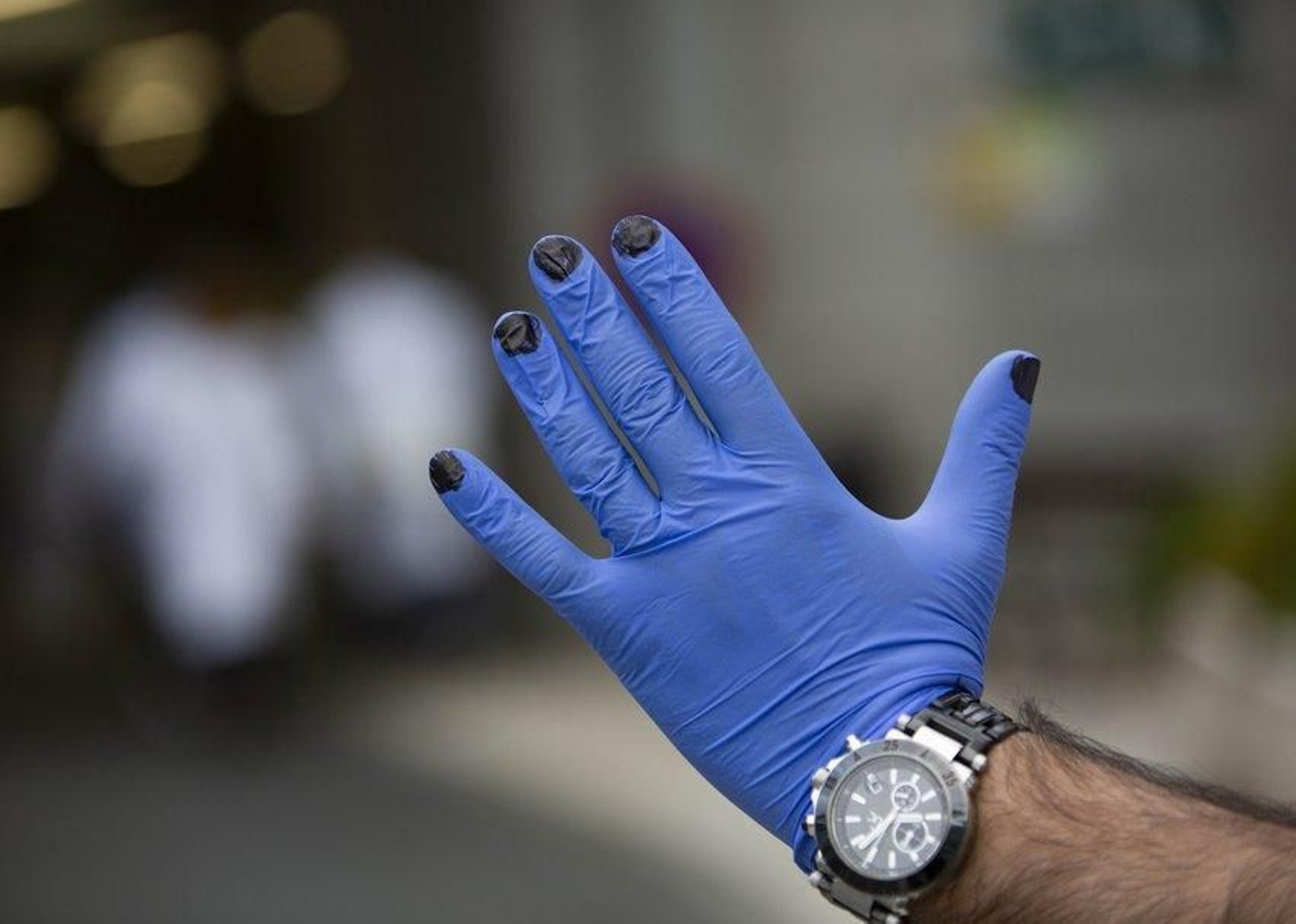 Minuto de silencio del personal sanitario del Chuo en apoyo a sus compañeros muertos y contagiados por el Covid-19. Foto: Xesús Fariñas