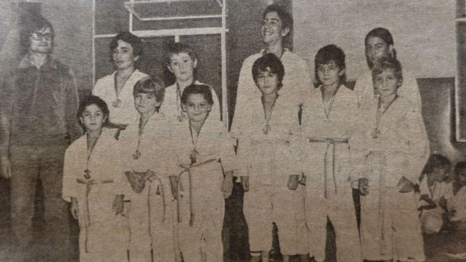 Niños y niñas con sus medallas de la Liga Infantil de Judo.