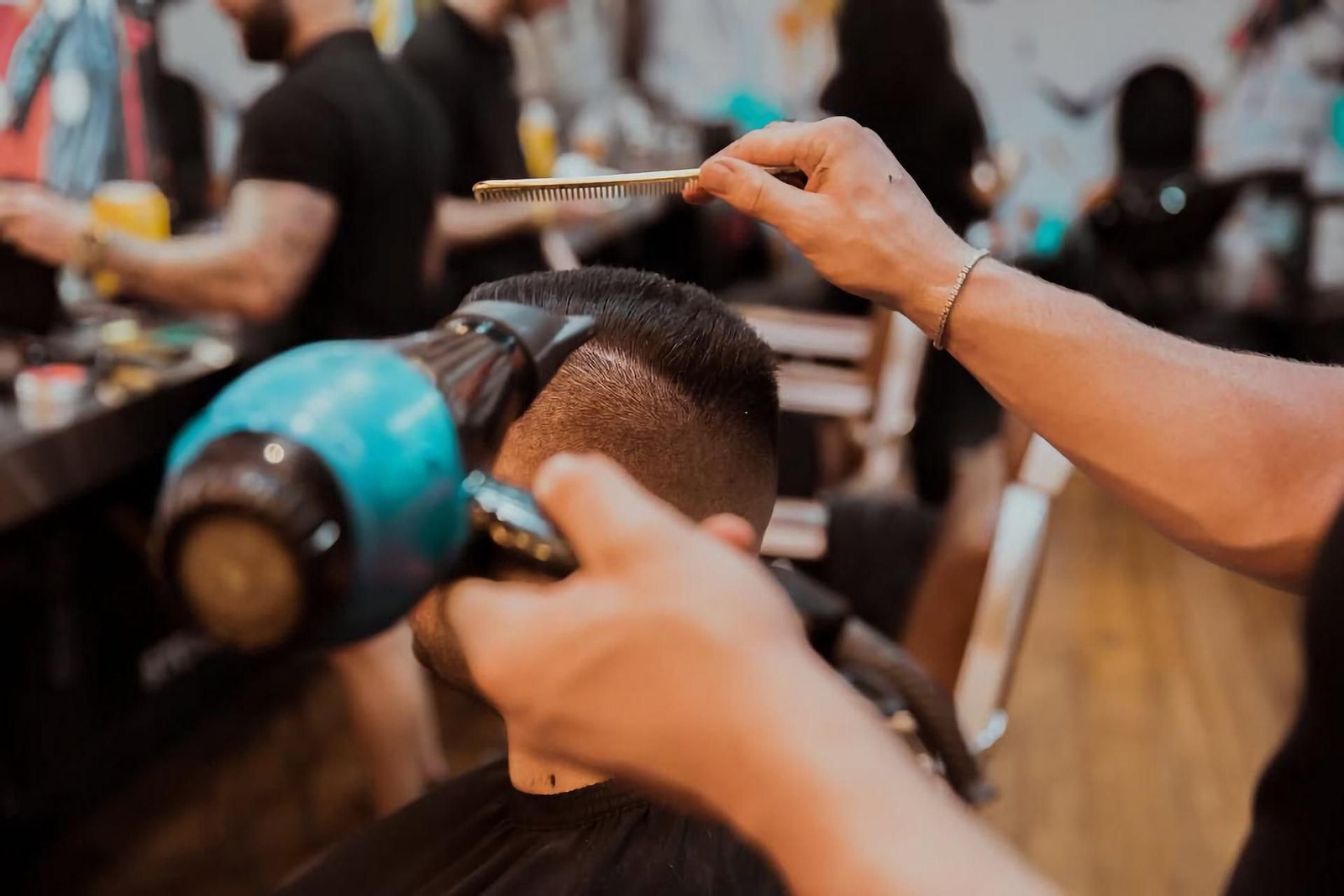 Un joven se corta el pelo.