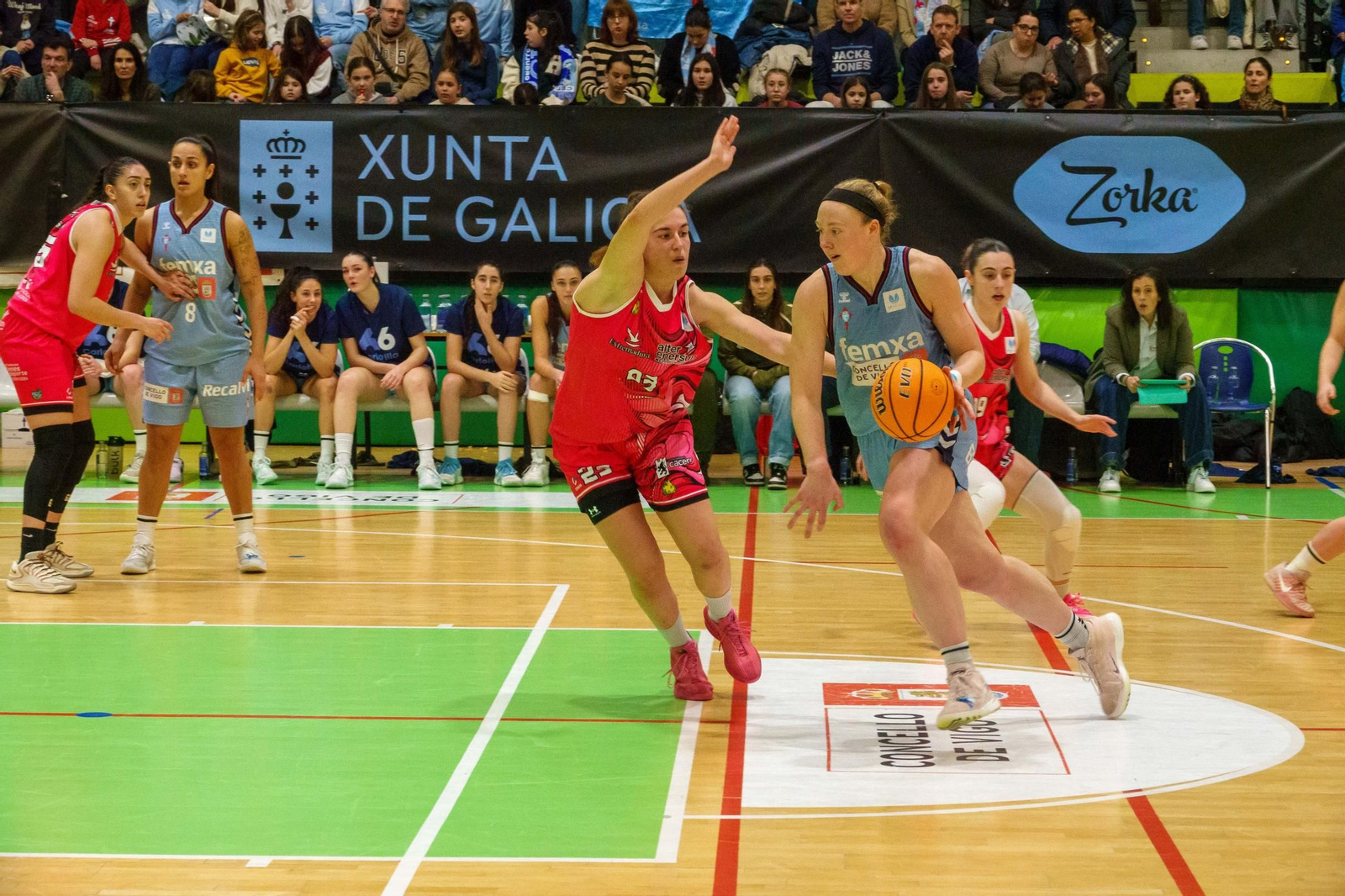 Jessica Kelliher, con el balón, en un partido de esta temporada en el pabellón de Navia.