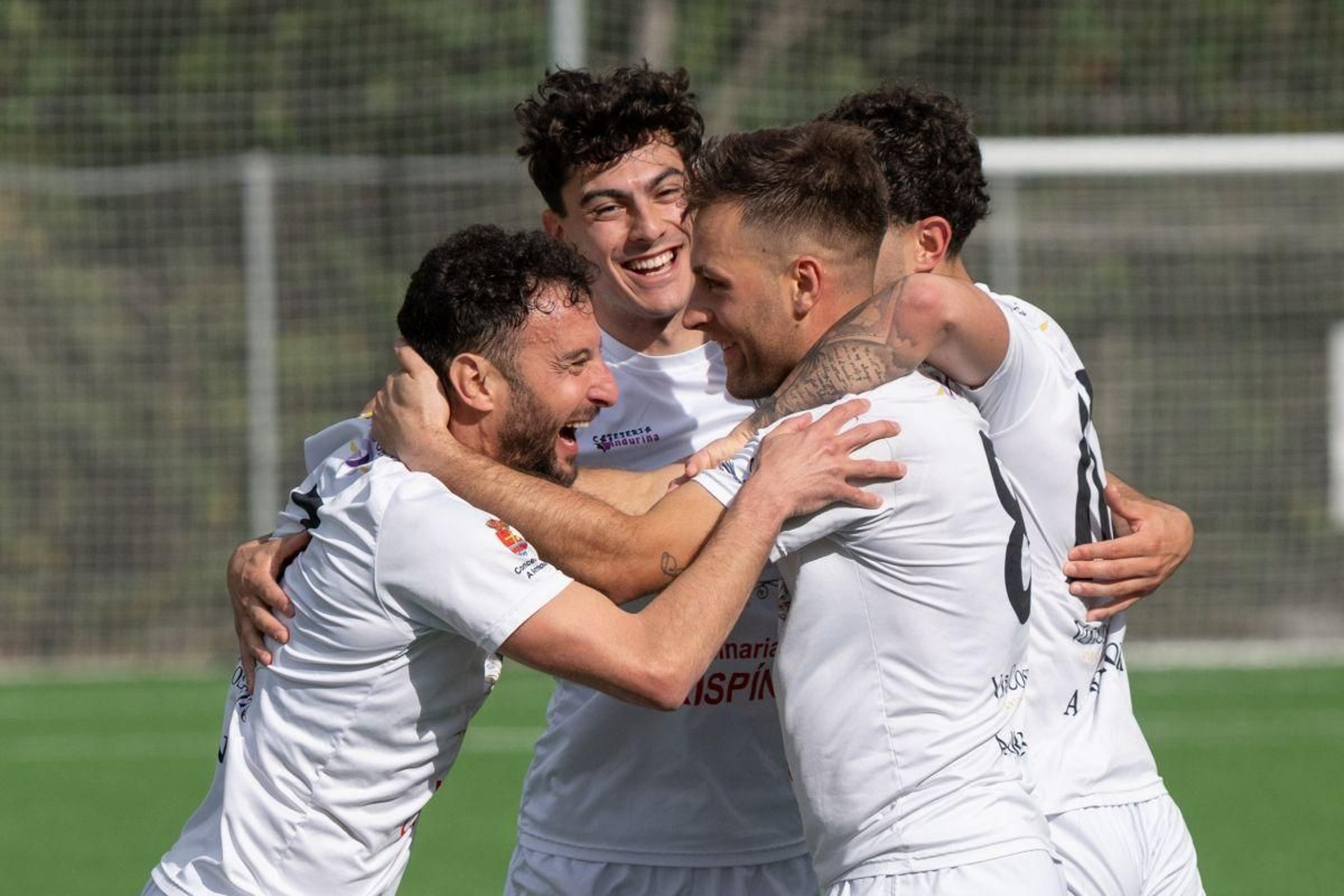 Los jugadores del Atlético Arnoia celebran el 1-0 logrado entre Rubén Arce y Tumbeiro.