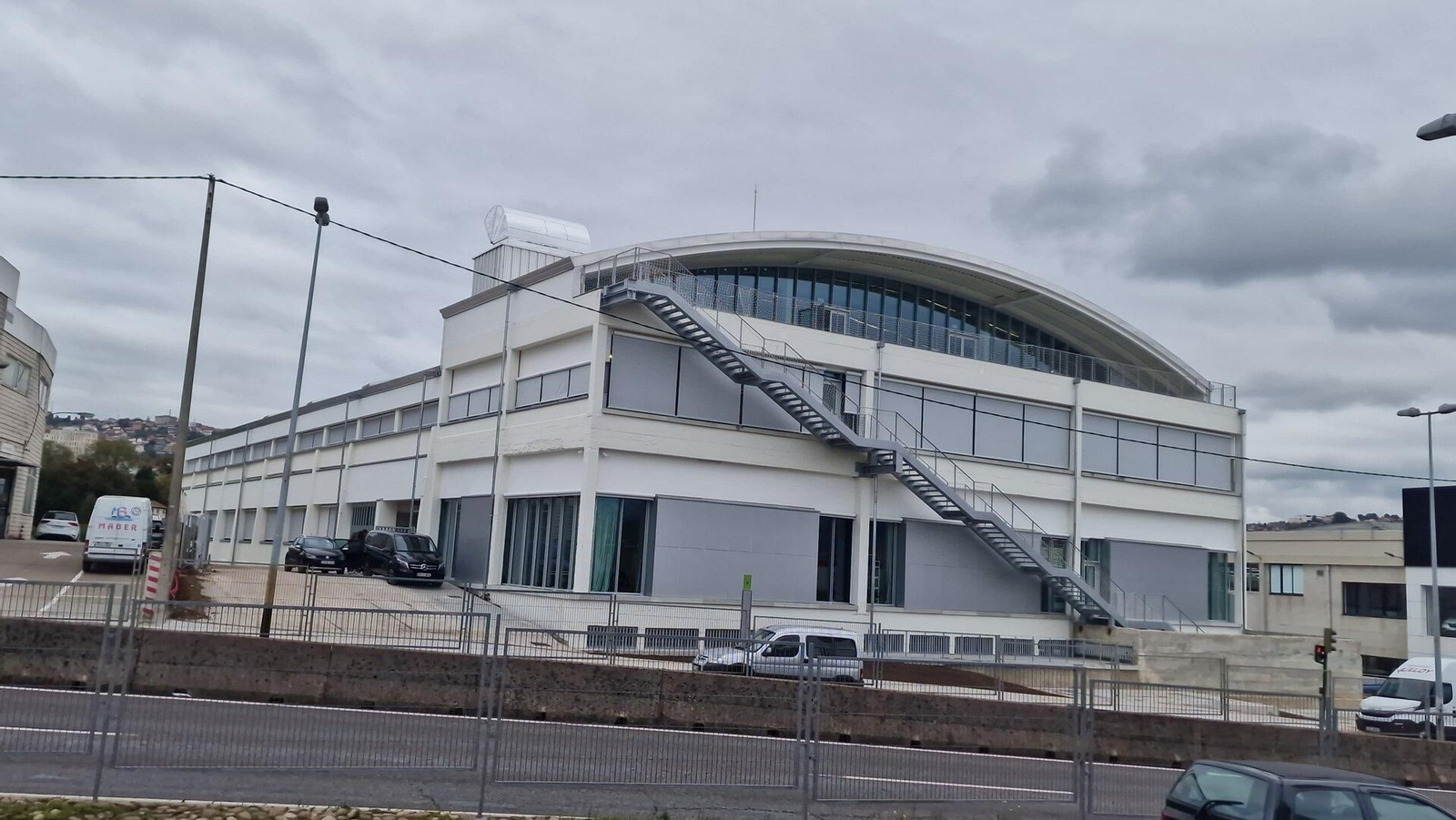 Nueva sede en la Avenida de Madrid, un edificio restaurado del año 1965.  // J.V. Landín
