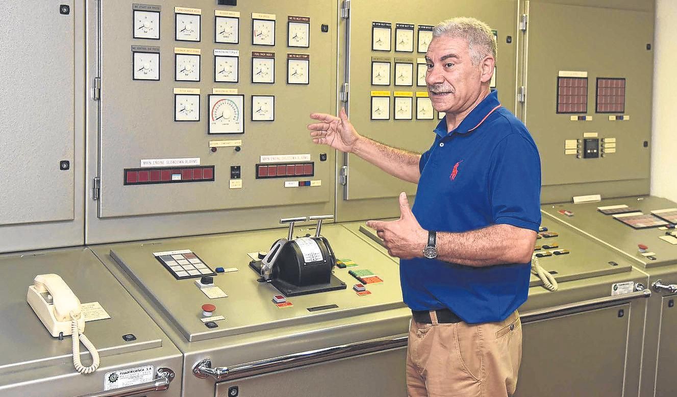 El jefe de estudios del Náutico-Pesquero mostrando el simulador de una sala de máquinas.