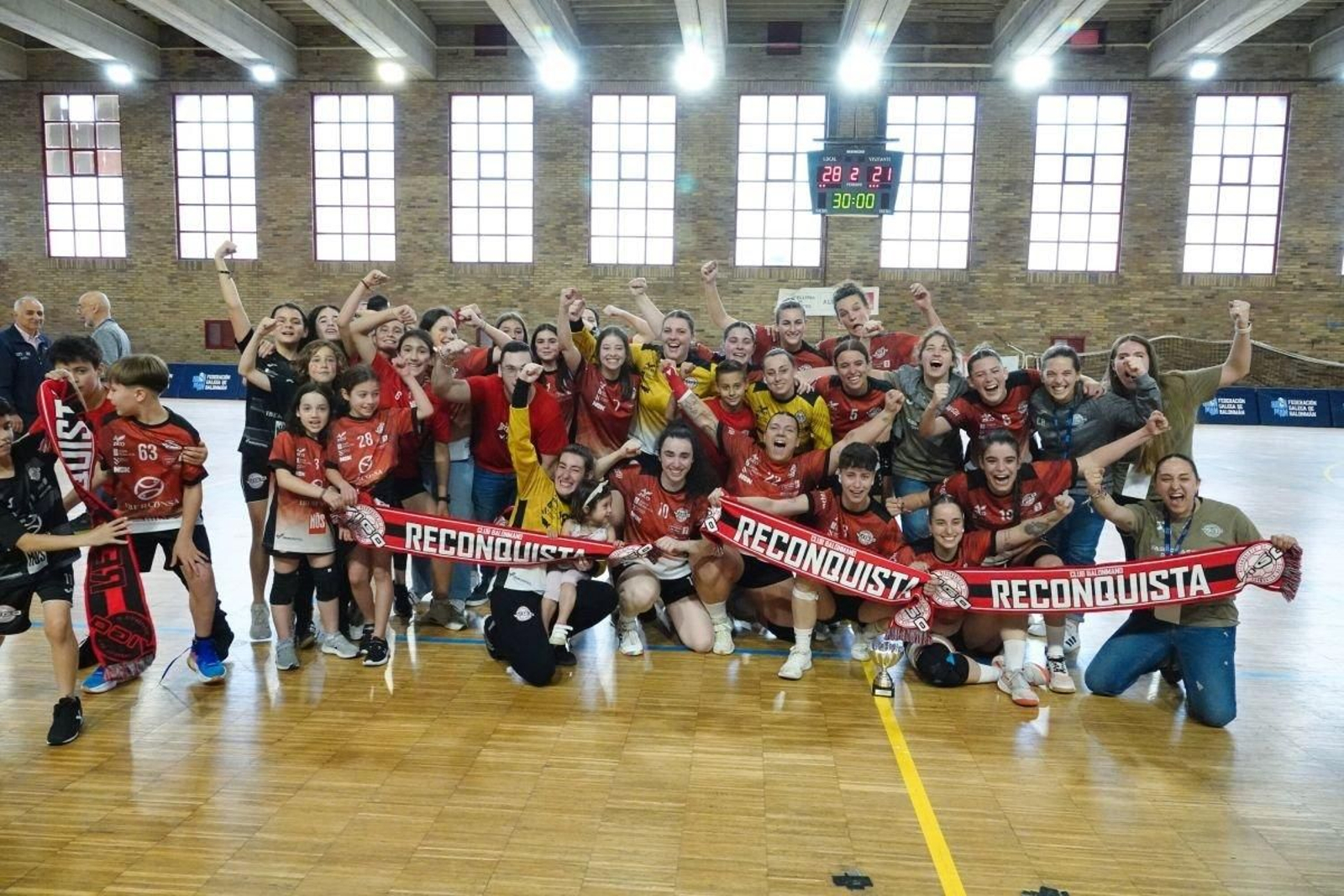 Las jugadoras del Reconquista de Vigo festejan el ascenso tras su trascendental victoria.