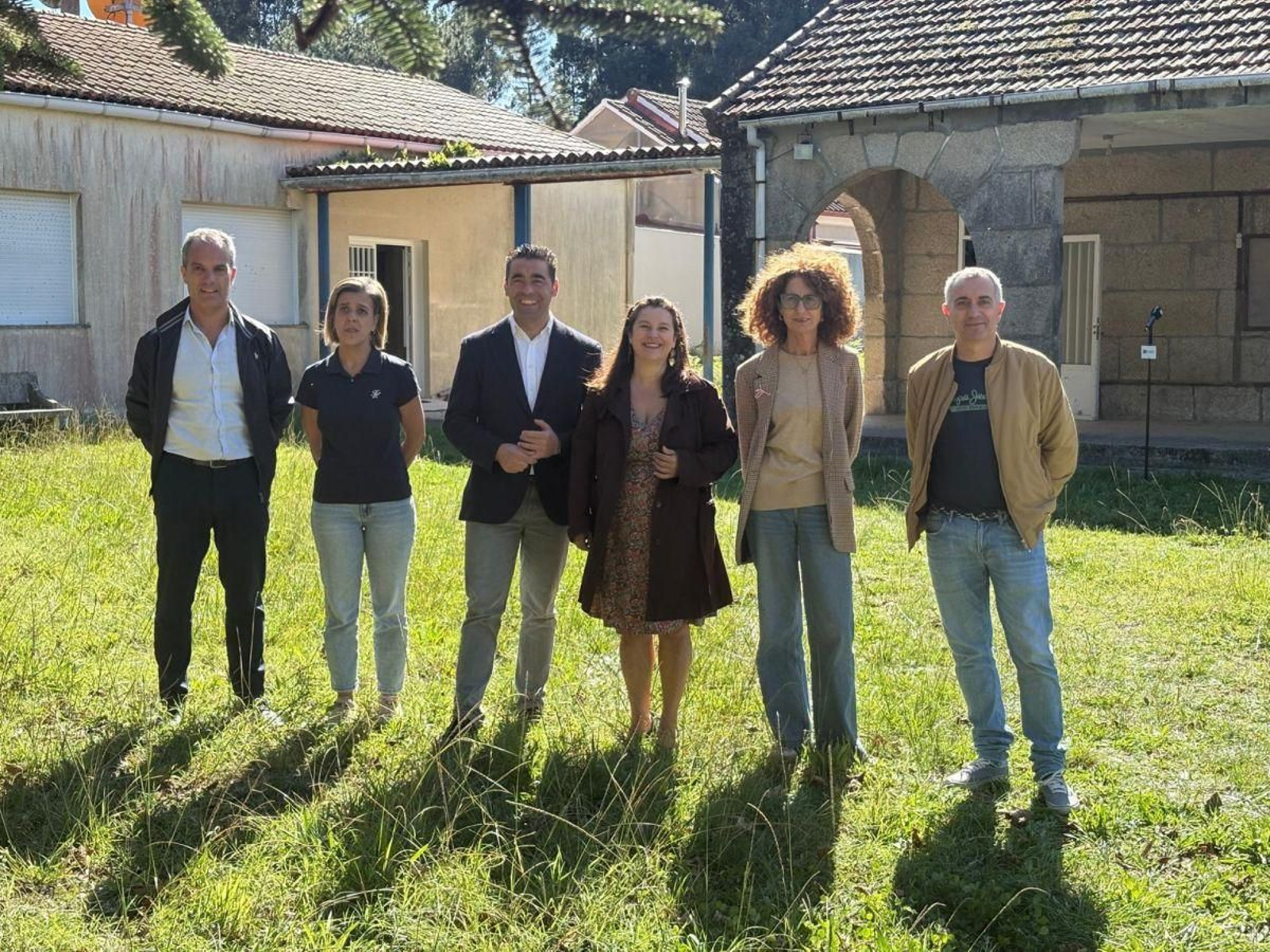 Presidente y alcaldesa con la portavoz del PSdeG y ediles del PP en la visita a la antigua escuela.
