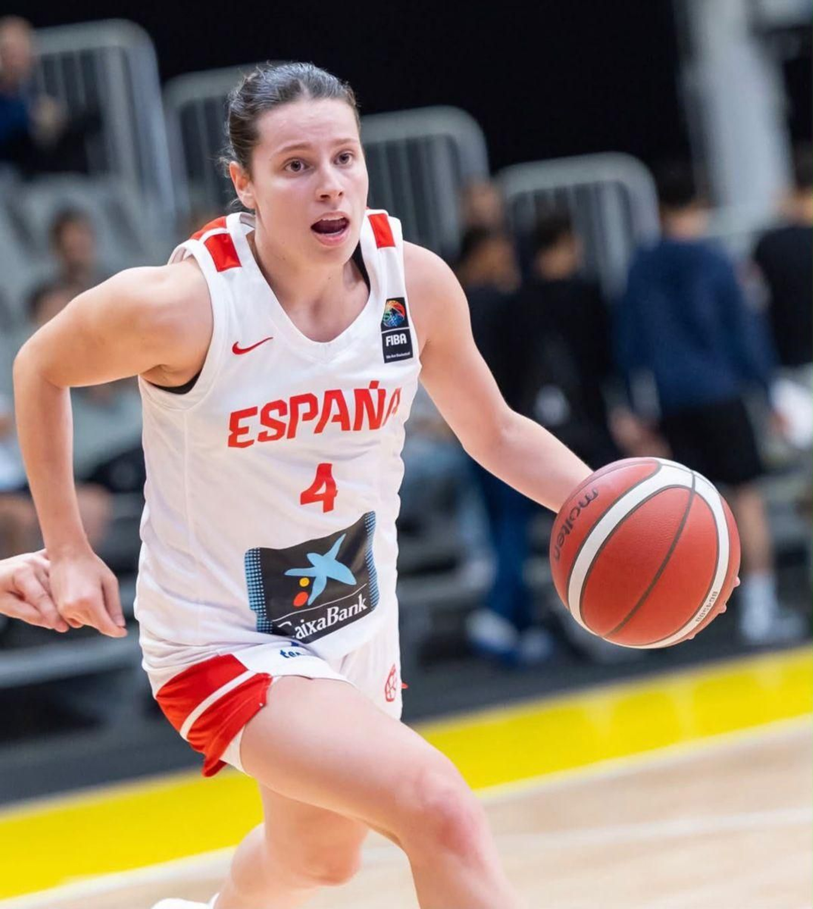 Sandra Martínez avanza con el balón en su poder, ayer contra Croacia.