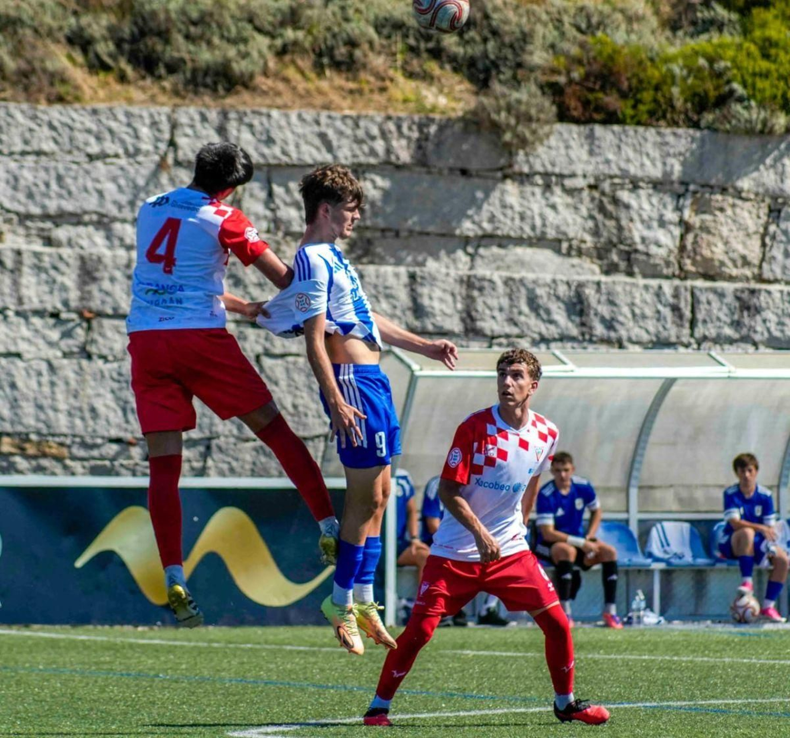 El Val Miñor encabeza la clasifiación junto a Depor y Celta.