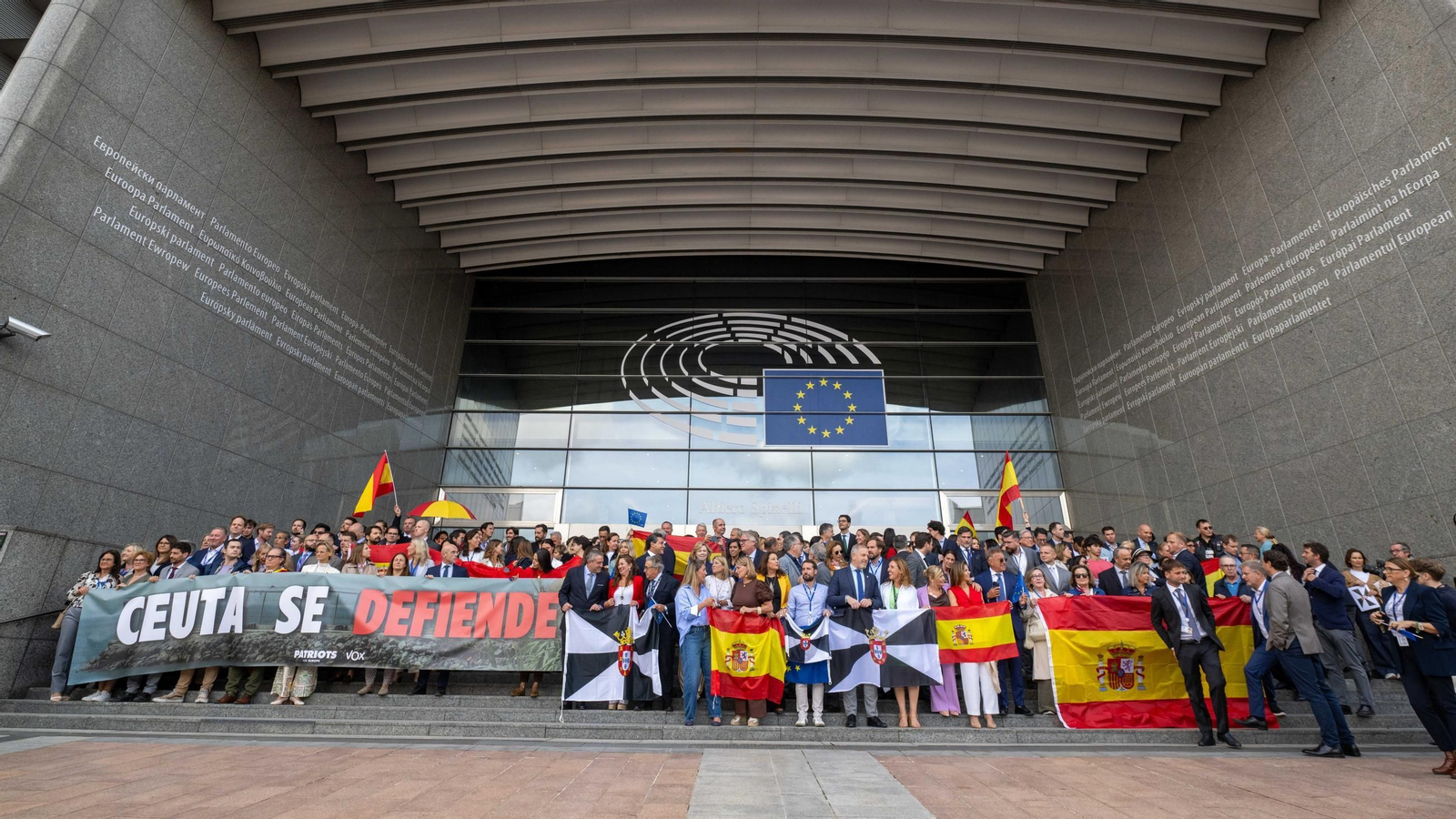 Varias personas sostienen banderas de España y Ceuta y una pancarta con el lema 'Ceuta se defiende' durante una concentración convocada por el Partido Popular "en apoyo y solidaridad" con el pueblo de Ceuta, a 2 de septiembre de 2026, en Bruselas (Bélgica)