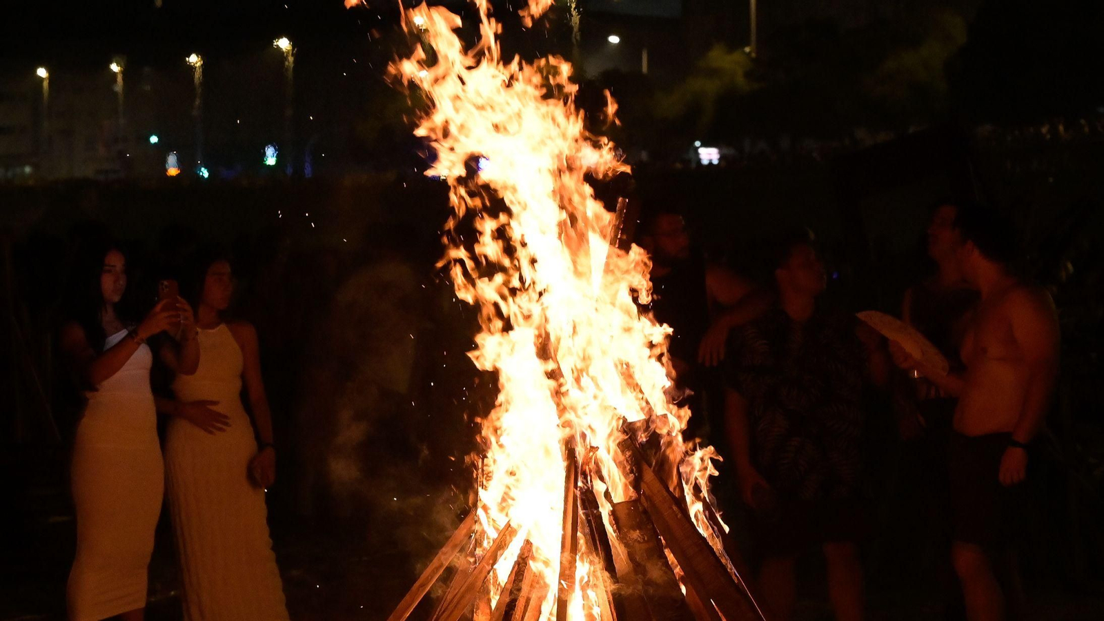 Varias personas durante la celebración del encendido de las tradicionales cacharelas con motivo de la noche de San Juan, a 23 de junio de 2026, en A Coruña