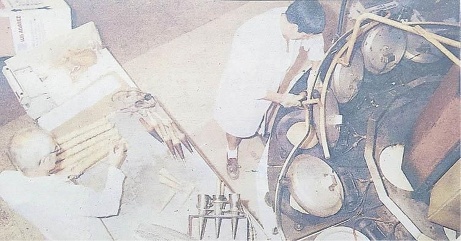Dos empleados de Galletas Halago trabajan en la preparación de cucuruchos y barquillos.