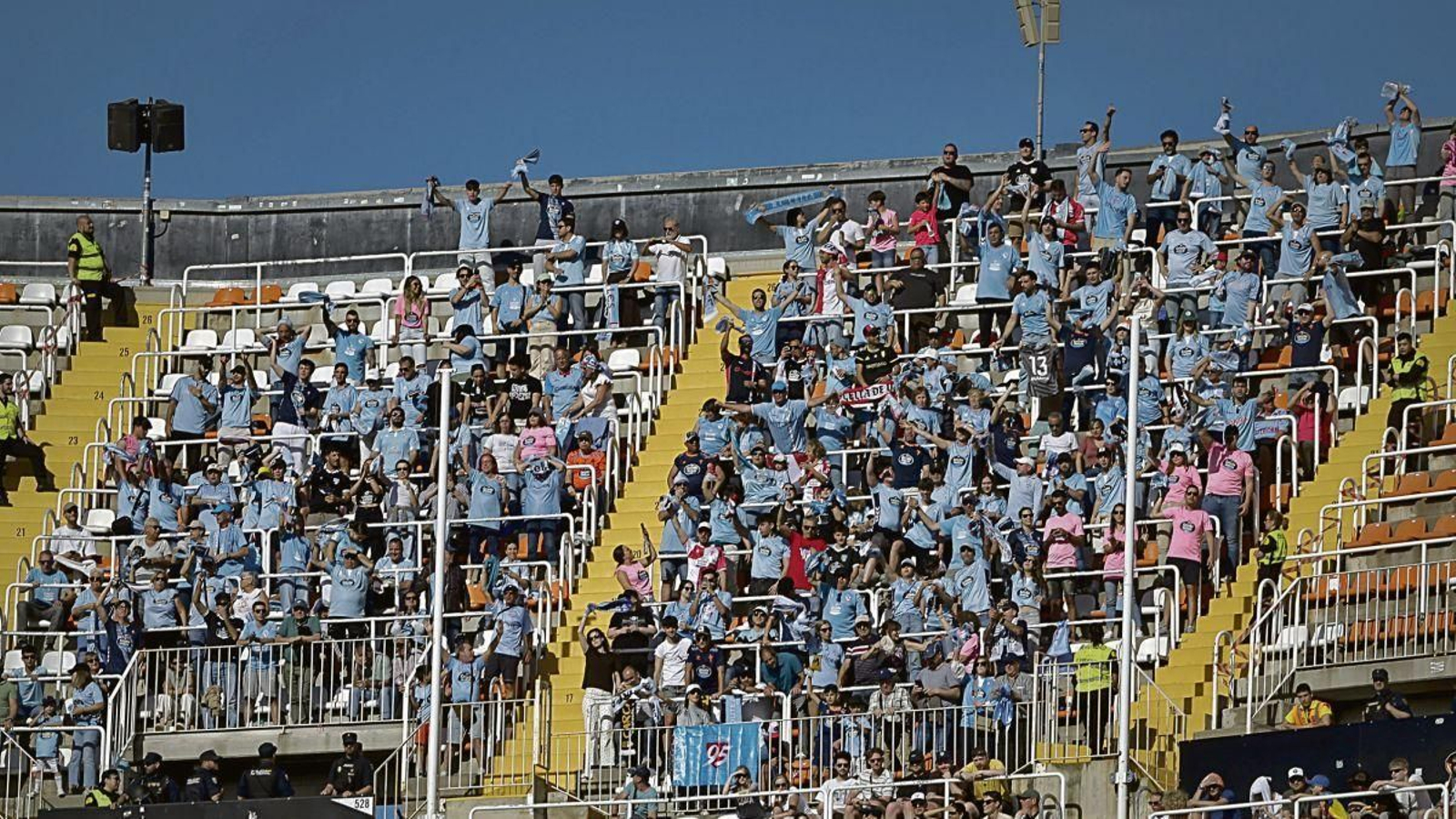 El Celta volvió a contar con el apoyo de sus aficionados lejos de Balaídos, esta vez en Mestalla.