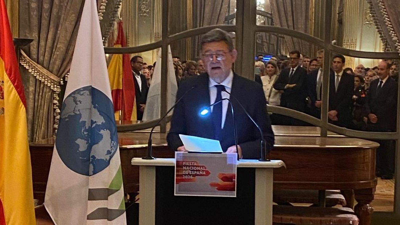El Embajador de España ante la OCDE, Ximo Puig, interviene ante los invitados a la celebración de la Fiesta Nacional el pasado 20 de octubre