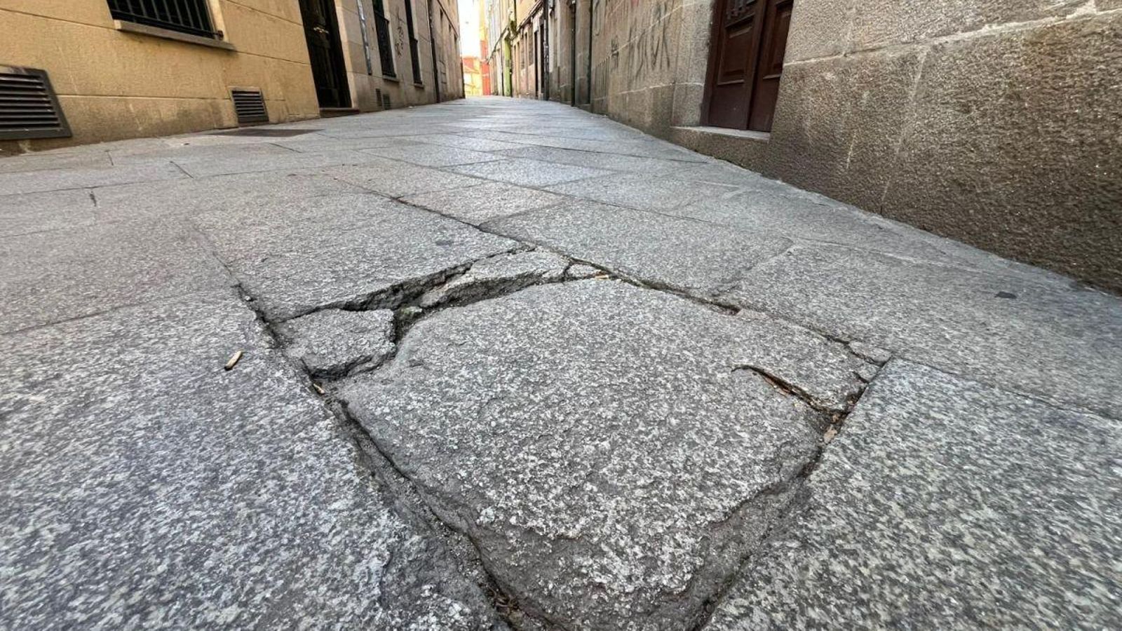 Baldosa suelta en rúa Hernán Cortes