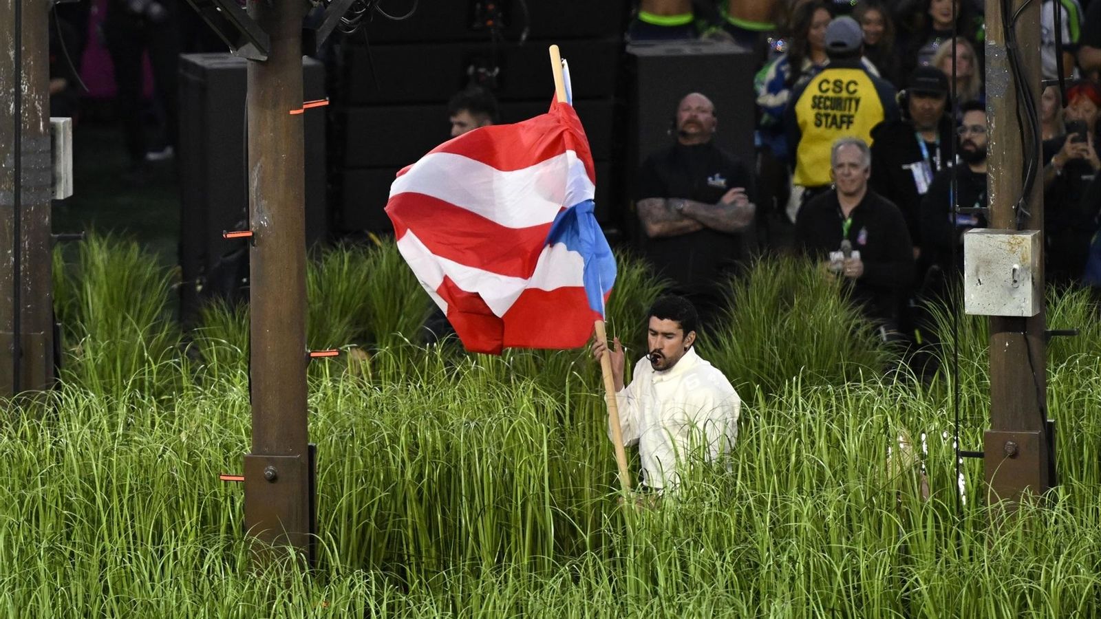 Bad Bunny carga la bandera de Puerto Rico durante su actuación en el Super Bowl.