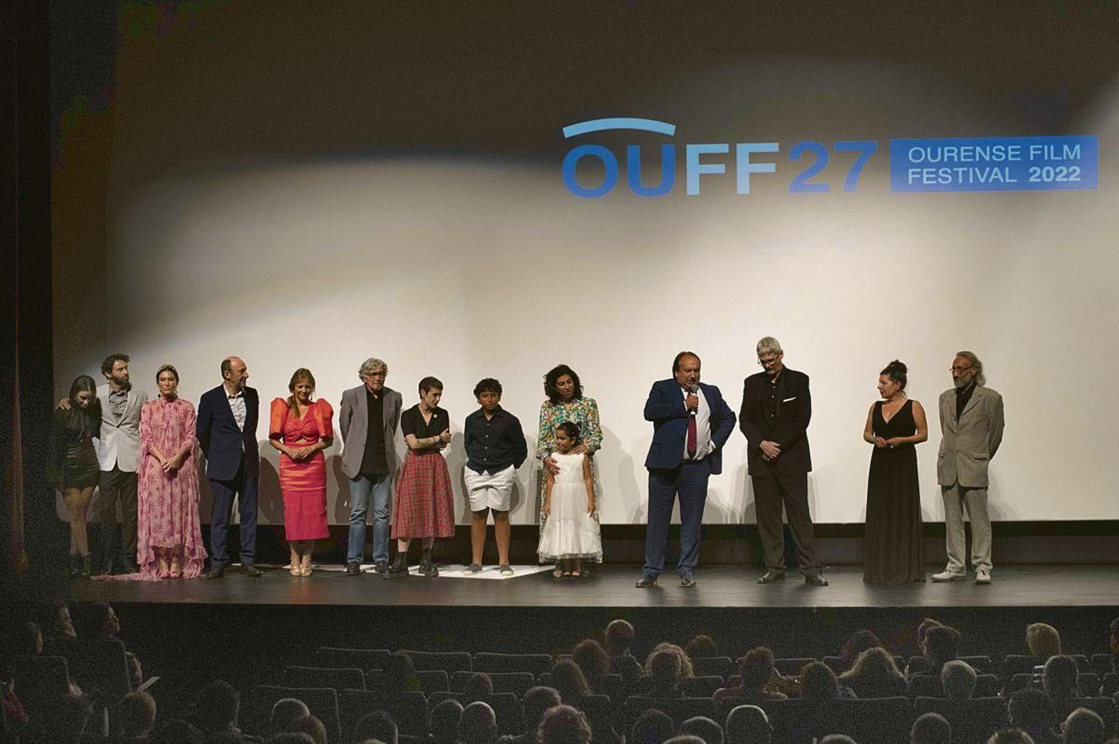 Foto de familia de gran parte del equipo de la película inaugural, “O home e o can”, dirigida por Ángel de la Cruz y rodada en Ourense.